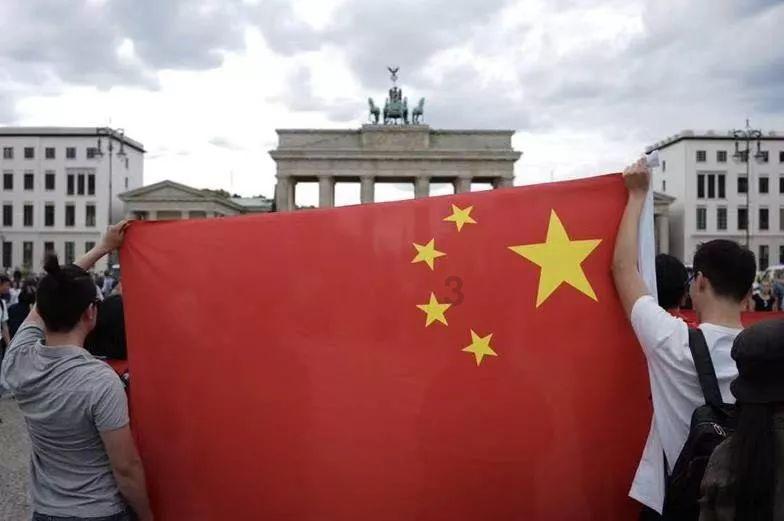 小勇的土烤箱做好了，火苗呼呼直窜温度太高了，烤肉应该不在话下